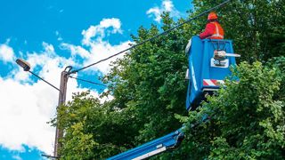 Si les élagueurs sont généralement bien informés des risques des interventions aux abords de lignes à haute tension, les autres professionnels du paysage ne perçoivent pas toujours les conséquences graves, voire mortelles, des chantiers qui ne respectent pas les distances réglementaires.ENEDIS