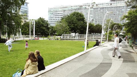 Les parcs et jardins font l'objet d'usages classiques (jeu, promenade, rencontre...) et d'autres parfois plus inattendus (pêche, rassemblements festifs...).