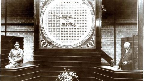 Les premiers cadrans mécaniques utilisés pour la vente aux enchères n'ont pas grand-chose à voir avec les cadrans virtuels d'aujourd'hui. Cependant, leur fonction reste la même : faire coïncider chaque jour l'offre et la demande de fleurs et de plantes afin de déterminer de façon dégressive le meilleur prix du marché.PHOTO : FLORAHOLLAND