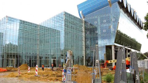 Dotée de vastes espaces sous serre, la Villa Flora (en chantier) accueillera les expositions intérieures, les animations et les spectacles.