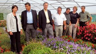 De gauche à droite, les représentants des partenaires engagés dans l'association Triple AAA : Françoise Blouet, chef du service productions spécialisées à la chambre d'agriculture du Loiret, Xavier Beulin, président de la chambre d'agriculture du Loiret et président du syndicat agricole FNSEA, Denis Reymond, directeur de la chambre d'agriculture du Loiret et président de l'ESA (École supérieure d'agriculture), Laurent Lecomte, horticulteur (Sté Horti Sologne), référent « expérimentation » au CDH De gauche à droite, les représentants des partenaires engagés dans l'association Triple AAA : Françoise Blouet, chef du service productions spécialisées à la chambre d'agriculture du Loiret, Xavier Beulin, président de la chambre d'agriculture du Loiret et président du syndicat agricole FNSEA, Denis Reymond, directeur de la chambre d'agriculture du Loiret et président de l'ESA (École supérieure d'agriculture), Laurent Lecomte, horticulteur (Sté Horti Sologne), référent « expérimentation » au CDH