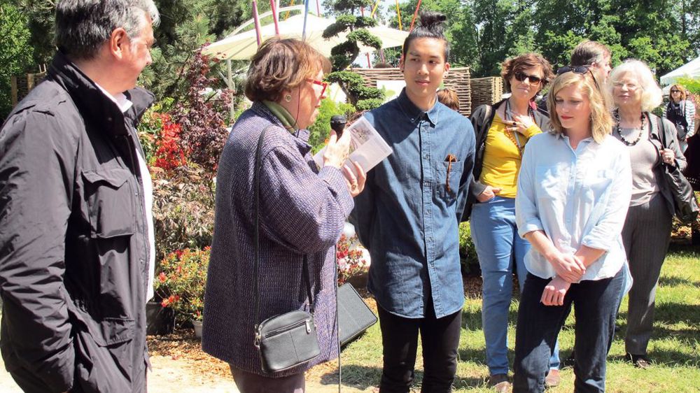 Minh Ta (au centre) et Margaux Degat (à droite) en présence de Thierry Sonalier, directeur général de Jardiland, et d'Hélène Fustier, propriétaire du domaine de Courson et organisatrice des journées des plantes, ont été invités à présenter leur projet (ci-contre) aux visiteurs professionnels le 16 mai dernier, à Courson-Monteloup. Minh Ta (au centre) et Margaux Degat (à droite) en présence de Thierry Sonalier, directeur général de Jardiland, et d'Hélène Fustier, propriétaire du domaine de Courson et organisatrice des journées des plantes, ont été invités à présenter leur projet (ci-contre) aux visiteurs professionnels le 16 mai dernier, à Courson-Monteloup.
