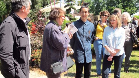 Minh Ta (au centre) et Margaux Degat (à droite) en présence de Thierry Sonalier, directeur général de Jardiland, et d'Hélène Fustier, propriétaire du domaine de Courson et organisatrice des journées des plantes, ont été invités à présenter leur projet (ci-contre) aux visiteurs professionnels le 16 mai dernier, à Courson-Monteloup.