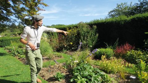 Qu'il s'agisse des massifs de vivaces, des rocailles ou des collections d'arbustes, Arnaud Duplat met tout en oeuvre pour que ses connaissances et expérimentations puissent être partagées.