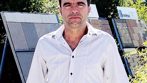 Après avoir été ouvrier spécialisé, chef d'équipe, puis avoir intégré le bureau d'études, Bertrand Mangin a pris la direction de l'entreprise paysagiste Boissonnet en 2003 et l'a rachetée en 2004.