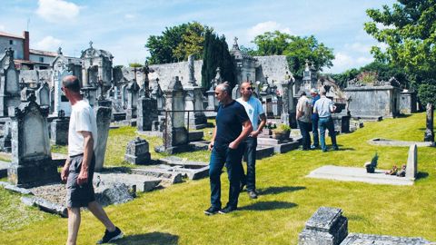 Visite de terrain sur les actions menées en faveur d'une gestion écologique des cimetières, à Pons (17).PHOTO : CFPPA DE SAINTES