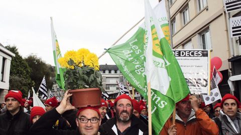 Les horticulteurs étaient bien présents dans les manifestations des « bonnets rouges », en Bretagne, au cours du week-end de la Toussaint.PHOTO : HPF