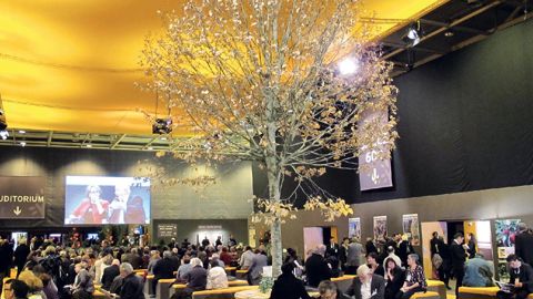 Une place de village ombragée par un tilleul d'une pépinière d'Île-de-France : c'est le cadeau de Val'hor aux élus venus assister au Congrès des maires, qui se tient en parallèle du Salon des maires, chaque année en novembre, à Paris.