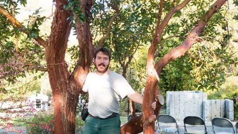 James Garnett, jardinier-botaniste au service des espaces verts de la ville de Nantes, devant un remarquable arbousier (Arbutus x andrachnoides).PHOTO : SEVE NANTES