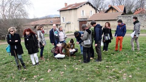 Sur le terrain, lors de la journée technique du 2 février dernier, des représentants de collectivités, des enseignants, ainsi que les élèves d'une classe de BTS « aménagements paysagers » du lycée horticole de Lyon-Dardilly (69), ont bénéficié d'une initiation à la mise en oeuvre du programme de sciences participatives Florilèges.