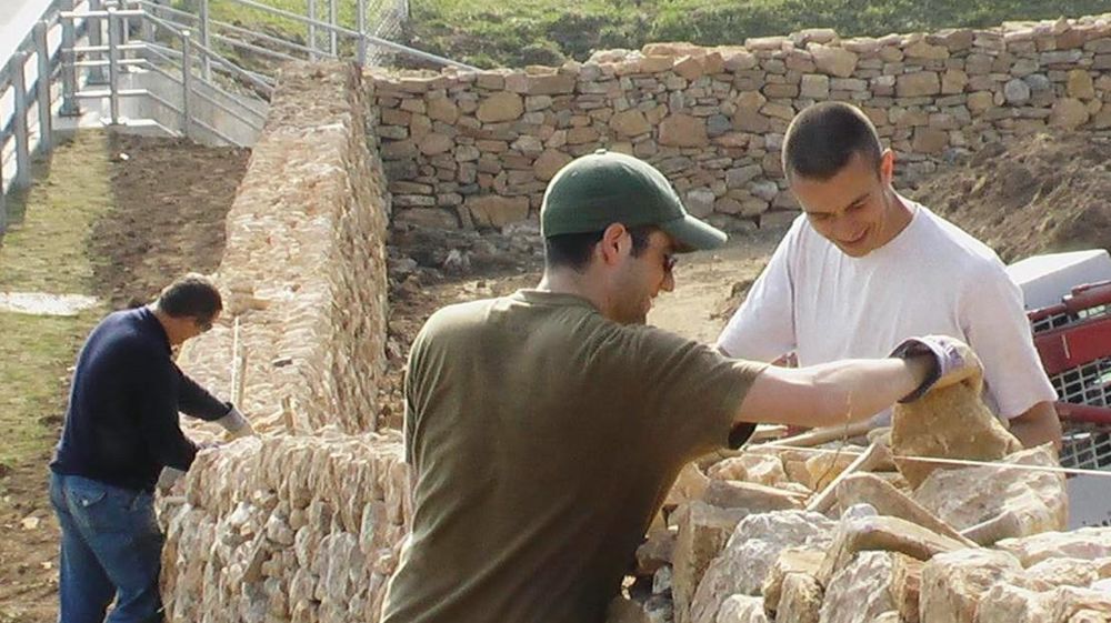 Les apprenants ont partagé leurs pratiques en matière d'aménagements écologiques, avec des techniques et matériaux appropriés comme les murs de pierres sèches.PHOTO : ÉRIC VERDON Les apprenants ont partagé leurs pratiques en matière d'aménagements écologiques, avec des techniques et matériaux appropriés comme les murs de pierres sèches.PHOTO : ÉRIC VERDON