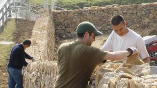 Les apprenants ont partagé leurs pratiques en matière d'aménagements écologiques, avec des techniques et matériaux appropriés comme les murs de pierres sèches.PHOTO : ÉRIC VERDON