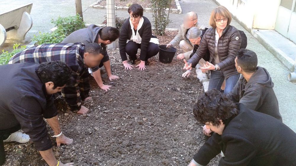 « Le jardin offre une atmosphère bénéfique à la rencontre et à une autre relation avec les patients », constate Martine Brulé (à droite).PHOTO : CHU DE NICE « Le jardin offre une atmosphère bénéfique à la rencontre et à une autre relation avec les patients », constate Martine Brulé (à droite).PHOTO : CHU DE NICE