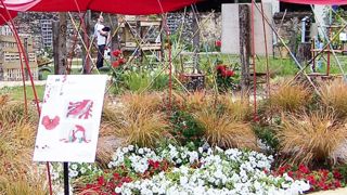 Le rouge et le blanc dominent dans cette évocation de Fujin, le dieu du vent dans la mythologie japonnaise. Les étudiants en arts appliqués, à Angers, qui ont développé ce projet rappellent ainsi l'image de celui qui est généralement représenté comme un démon aux cheveux rouges.