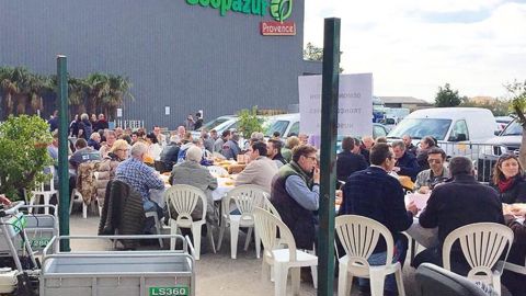 Comme leur nom l'indique, les rencontres « Entre Pros » sont l'occasion de procéder, dans une ambiance conviviale, à des échanges dédiés à l'avenir des filières horticoles et à la découverte de solutions et de matériels.PHOTO : COOPAZUR