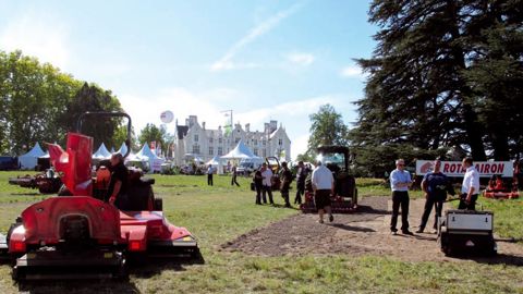 Démonstration de matériel à l'occasion de la dernière édition de Salonvert. On sait désormais que les ventes de tondeuses autoportées sont en baisse et que les professionnels comme le grand public préfèrent les outils sur batterie.