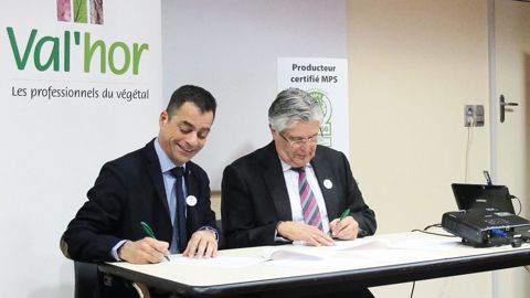 Le 18 février, Benoît Ganem, président de Val'hor, et Theo De Groot, directeur général de MPS, ont signé une convention de coopération permettant notamment à Plante Bleue d'adosser une partie de ses indicateurs quantitatifs au référentiel d'usages de la certification MPS-ABC.