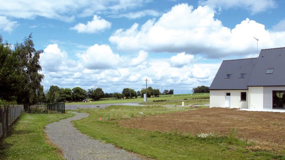 L'artificialisation des sols dans les zones périurbaines au détriment des sols agricoles est un phénomène qui s'est accéléré ces dix dernières années (malgré les discours sur la ville dense) et qui pose la question de l'avenir de l'usage des sols.
