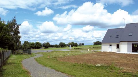 L'artificialisation des sols dans les zones périurbaines au détriment des sols agricoles est un phénomène qui s'est accéléré ces dix dernières années (malgré les discours sur la ville dense) et qui pose la question de l'avenir de l'usage des sols. L'artificialisation des sols dans les zones périurbaines au détriment des sols agricoles est un phénomène qui s'est accéléré ces dix dernières années (malgré les discours sur la ville dense) et qui pose la question de l'avenir de l'usage des sols.