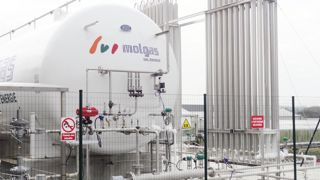 Le GNL est stocké dans une cuve de 31 t protégée par plus de 40 cm d'isolant pour maintenir le gaz à - 160 °C. Les structures verticales sont des réchauffeurs qui permettent le passage à l'état gazeux.PHOTO : MAISON BARRAULT Le GNL est stocké dans une cuve de 31 t protégée par plus de 40 cm d'isolant pour maintenir le gaz à - 160 °C. Les structures verticales sont des réchauffeurs qui permettent le passage à l'état gazeux.PHOTO : MAISON BARRAULT