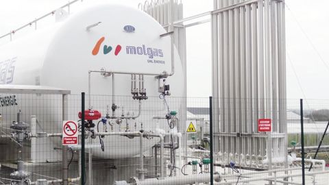 Le GNL est stocké dans une cuve de 31 t protégée par plus de 40 cm d'isolant pour maintenir le gaz à - 160 °C. Les structures verticales sont des réchauffeurs qui permettent le passage à l'état gazeux.PHOTO : MAISON BARRAULT