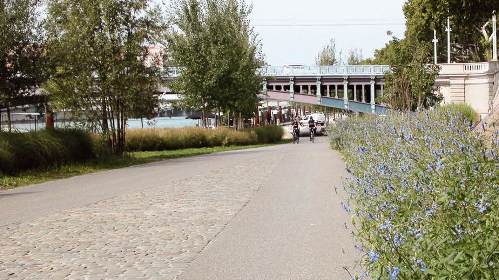 Reconquête des berges du Rhône à Lyon : ce chantier, terminé depuis quelques années, a permis aux habitants de redécouvrir leur fleuve dans un cadre végétalisé. Reconquête des berges du Rhône à Lyon : ce chantier, terminé depuis quelques années, a permis aux habitants de redécouvrir leur fleuve dans un cadre végétalisé.