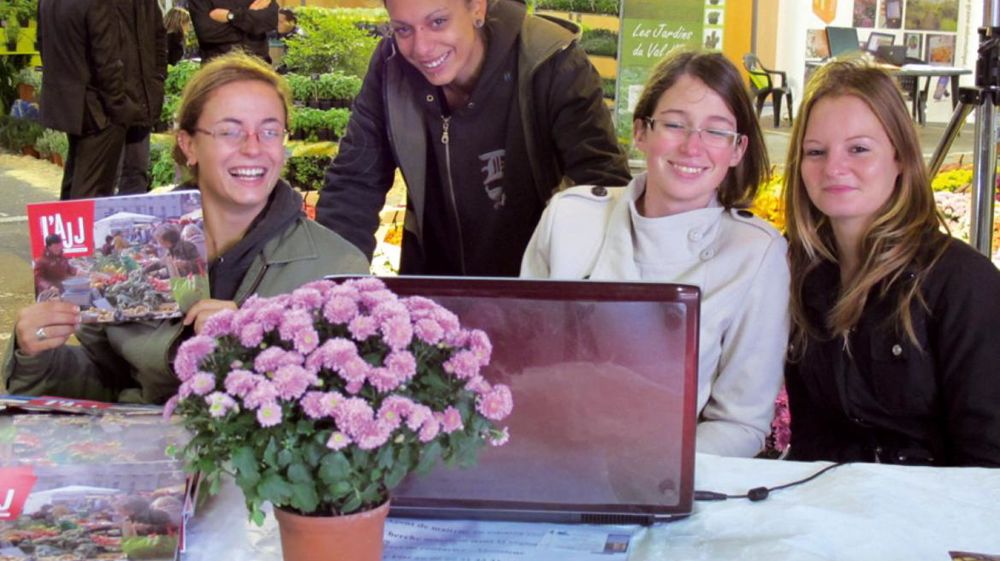 De gauche à droite, Gabrielle Pastor, Camille Agosto, Manon Maymard et Julie Jouve, à l'accueil du salon du Chrysanthème.