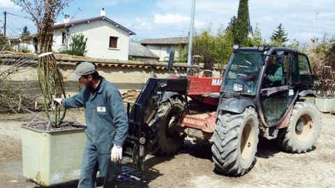 La mécanisation du port de charges lourdes contribue à réduire les risques de type troubles musculo-squelettiques.PHOTO : YAËL HADDAD