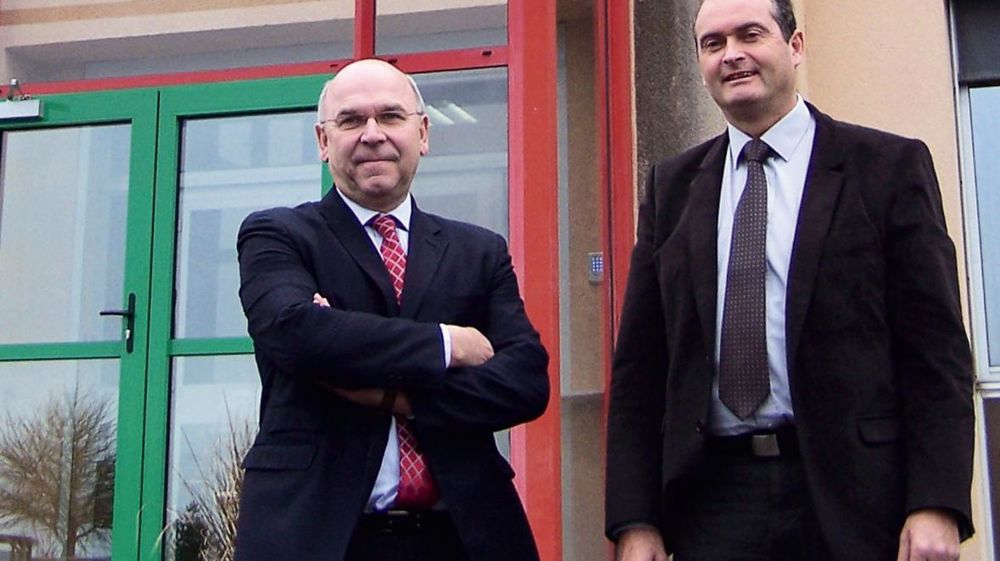 « L'avenir passe par la création de partenariats avec la distribution », affirment Yves Gidoin (à gauche), directeur, et Christophe Thibault, président de Fleuron d'Anjou. « L'avenir passe par la création de partenariats avec la distribution », affirment Yves Gidoin (à gauche), directeur, et Christophe Thibault, président de Fleuron d'Anjou.