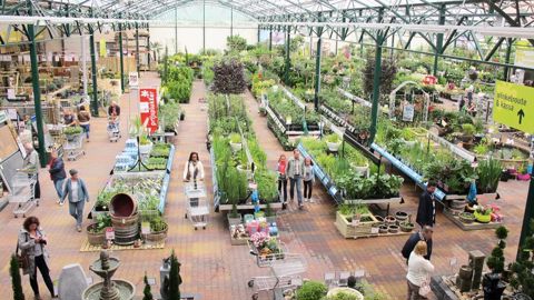 De plus en plus, les acheteurs en jardineries sont des internautes qui se renseignent avant de se rendre en magasin. La distribution doit vendre davantage de bien-être et moins de technique. PHOTO : ODILE MAILLARD