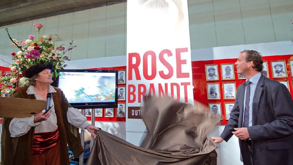 Le 2 novembre, sur le stand « Rosebrandt » du salon Flora-Holland Trade Fair Aalsmeer, Timo Huges (à droite), directeur général de Flora-Holland, a révélé le logo de la campagne dont le nom se réfère directement au peintre Rembrandt.PHOTO : FLORAHOLLAND Le 2 novembre, sur le stand « Rosebrandt » du salon Flora-Holland Trade Fair Aalsmeer, Timo Huges (à droite), directeur général de Flora-Holland, a révélé le logo de la campagne dont le nom se réfère directement au peintre Rembrandt.PHOTO : FLORAHOLLAND