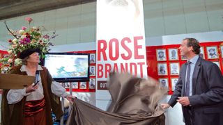 Le 2 novembre, sur le stand « Rosebrandt » du salon Flora-Holland Trade Fair Aalsmeer, Timo Huges (à droite), directeur général de Flora-Holland, a révélé le logo de la campagne dont le nom se réfère directement au peintre Rembrandt.PHOTO : FLORAHOLLAND