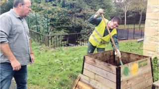 1. Au sein de l'atelier d'horticulture, les élèves doivent apprendre à respecter les consignes de sécurité et porter la tenue adéquate. Ici, un jeune s'occupe avec enthousiasme du compost. Jean-Luc Valot, leur éducateur technique (à gauche), veille à les motiver.PHOTO : ISABELLE BOUCQ