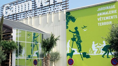 Deux ans après l'intégration de Nalod's, In Vivo Retail, qui se positionne comme le leader de la jardinerie en France, a l'intention de consolider son leadership en s'appuyant sur une stratégie multi-enseignes (Gamm vert, Delbard et Jardineries du Terroir), multi-formats et multi-canaux.