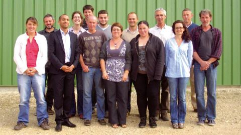 Les pépiniéristes formés : de gauche à droite, M. Franchois (pépinières de Bazainville), F. Le Borgne (pépinières Poullain), J.-L. Corinthe (formateur), A. Cowez (pépinières Chatelain), T. Frey (pépinières du Vieux Champagne), L. Cottrez (pépinières Chatelain), R. Tourte (pépinières Croux), I. Vandernoot (chambre d'agriculture IDF), J.-R. Euve (pépinières Euve), C. Garcia (pépinières Poullain), L. Gravier (pépinières Gravier), P. Frey (pépinières de l'Orme Montferrat), B. de Molliens (pépinières
