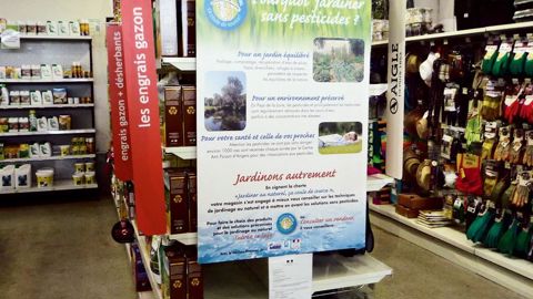 Les magasins signataires de la charte baptisée « Jardiner au naturel, ça coule de source ! » s'engagent, entre autres, à décliner les supports de communication mis à leur disposition.PHOTO : FREDON PAYS DE LA LOIRE
