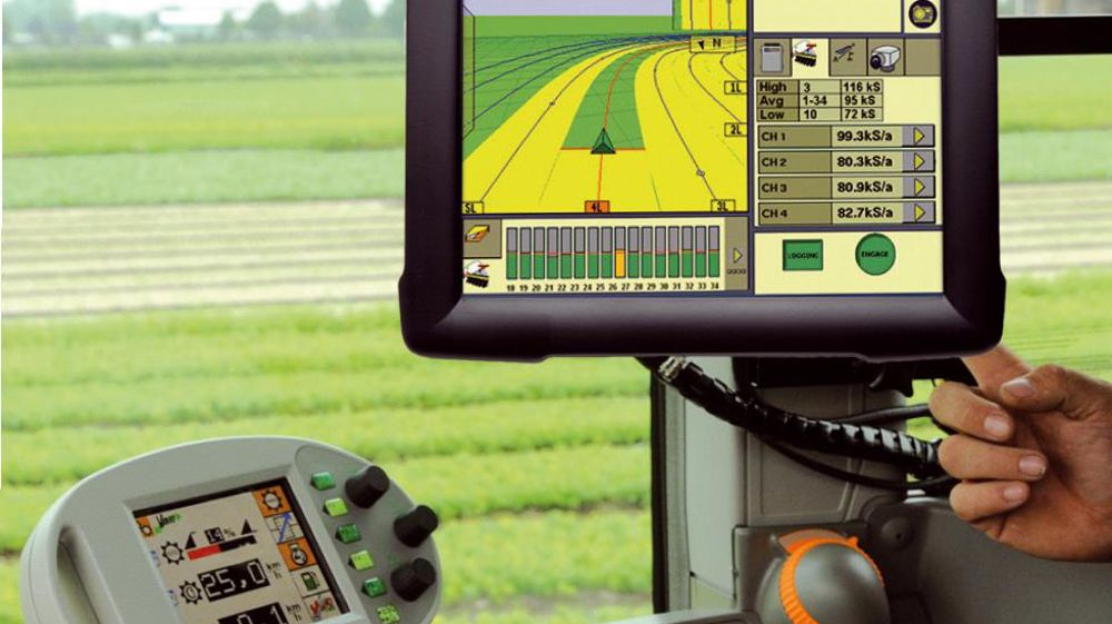 Utilisation d'un GPS sur un tracteur en pépinière, au salon Nurserymachinery, en Allemagne, en août prochain.