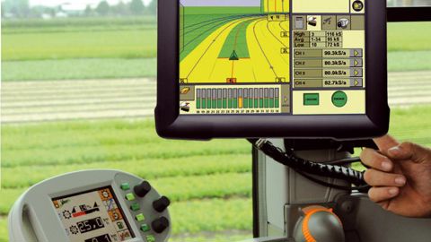 Utilisation d'un GPS sur un tracteur en pépinière, au salon Nurserymachinery, en Allemagne, en août prochain.