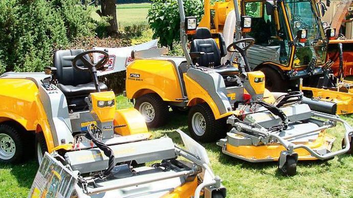 L'envergure de l'enceinte de la foire spécialisée Öga, qui a lieu tous les deux ans, permet de faire la démonstration des engins sur place, notamment pour l'entretien des espaces verts et l'aménagement paysager.PHOTO : ÖGA