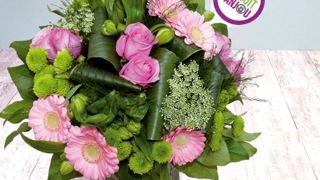 Pour signaler les plantes « Produit d'Anjou », les vingt-sept fleuristes partenaires disposent d'un kit financé par le conseil général comprenant des étiquettes, des vitrophanies à coller sur la vitrine, des arrosoirs (symboles de la marque « L'avenir pousse en Anjou ! »).