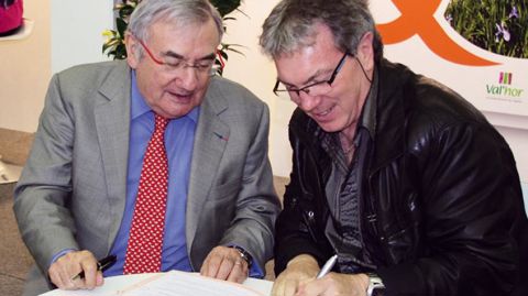 Jean-Claude Antonini (à gauche) et Pascal Prieur ont conclu un accord pour collaborer en vue d'une meilleure gestion des arbustes, à Angers.