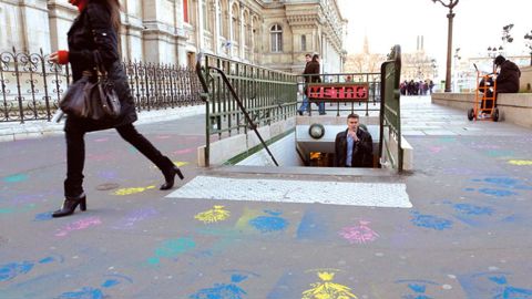 Des bouquets sur le sol à la sortie du métro parisien, en janvier...PHOTO : OHF