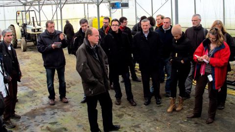 Les participants aux journées techniques de l'Astredhor en visite aux pépinières Dupont J. & Fils, à Saint-Denis-en-Val, dans le Loiret, le jeudi 19 janvier. L'entreprise produit du jeune plant d'arbres, arbustes et conifères d'ornement, sur 5 hectares.
