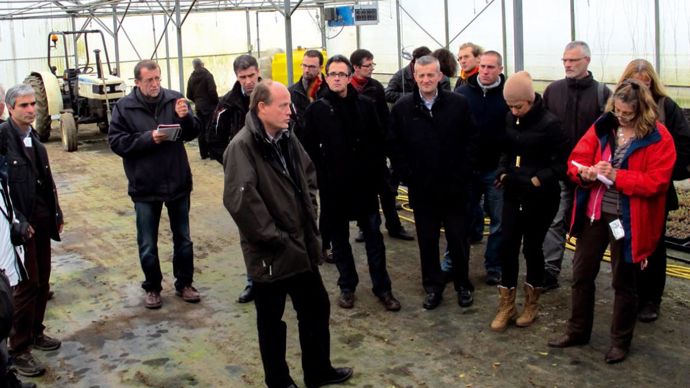 Les participants aux journées techniques de l'Astredhor en visite aux pépinières Dupont J. & Fils, à Saint-Denis-en-Val, dans le Loiret, le jeudi 19 janvier. L'entreprise produit du jeune plant d'arbres, arbustes et conifères d'ornement, sur 5 hectares.
