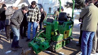 Les pépiniéristes ont évalué la conformité d'une arracheuse automotrice sur chenilles.