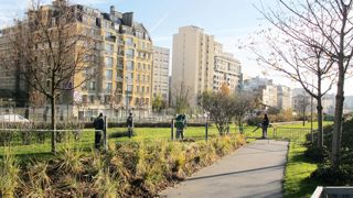 Selon un baromètre des collectivités commandé par la revue Le Moniteur, la moitié des communes et le tiers des intercommunalités ont baissé leurs investissements cette année. Selon un baromètre des collectivités commandé par la revue Le Moniteur, la moitié des communes et le tiers des intercommunalités ont baissé leurs investissements cette année.