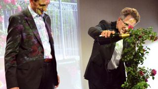 Francis Ginestet, expert horticole (à droite), et Olivier Mathis, directeur de la marque Décorosiers®, ont baptisé au champagne le nouvel Emera® grimpant lors du Salon du végétal.