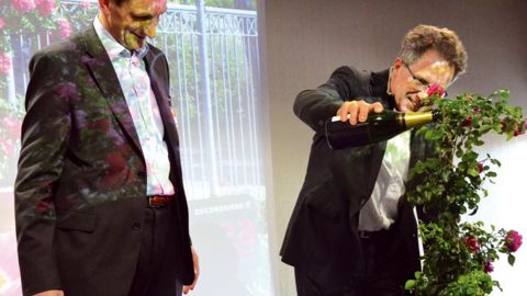 Francis Ginestet, expert horticole (à droite), et Olivier Mathis, directeur de la marque Décorosiers®, ont baptisé au champagne le nouvel Emera® grimpant lors du Salon du végétal.
