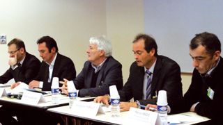 De gauche à droite : Jean-Marc Vasse, directeur de Val'hor, Maxime François, président de la Codhor (commission de la distribution horticole), Dominique Douard, président de Val'hor, Christophe Thibault, président de Fleuron d'Anjou, Patrick Abadie, responsable qualité & approvisionnements végétaux chez Truffaut.PHOTO : VAL'HOR De gauche à droite : Jean-Marc Vasse, directeur de Val'hor, Maxime François, président de la Codhor (commission de la distribution horticole), Dominique Douard, président de Val'hor, Christophe Thibault, président de Fleuron d'Anjou, Patrick Abadie, responsable qualité & approvisionnements végétaux chez Truffaut.PHOTO : VAL'HOR