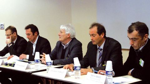 De gauche à droite : Jean-Marc Vasse, directeur de Val'hor, Maxime François, président de la Codhor (commission de la distribution horticole), Dominique Douard, président de Val'hor, Christophe Thibault, président de Fleuron d'Anjou, Patrick Abadie, responsable qualité & approvisionnements végétaux chez Truffaut.PHOTO : VAL'HOR